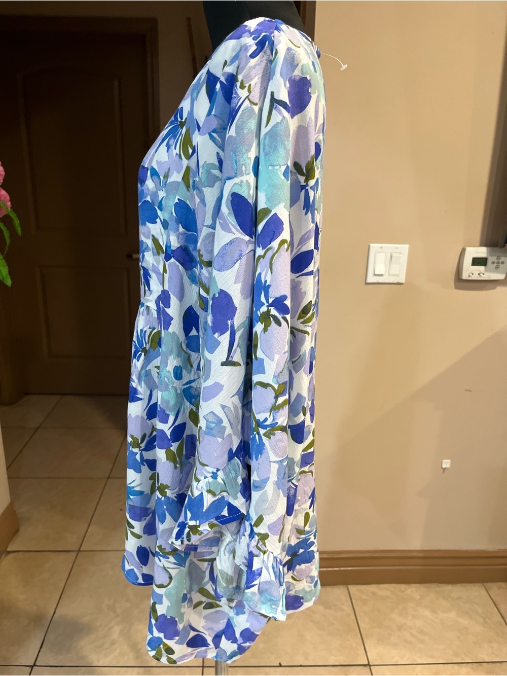 ANDREE BY UNIT Blue and White Floral V-Neck Tunic - Picture 4 of 7
